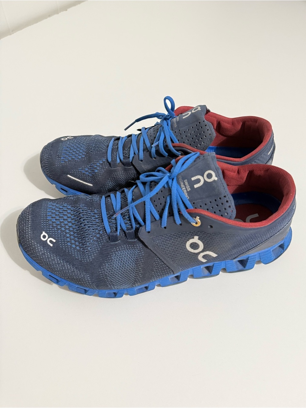 On Running Men's Athletic Shoes in Navy Blue with Red Accents Sz.10.5